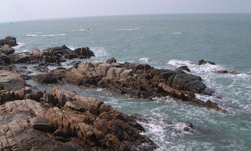 A view over shoals of rocks