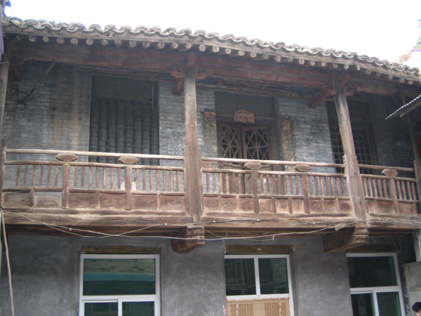 inn of eight happinesses, courtyard