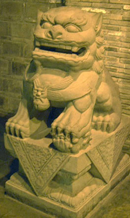 Guardian lion in California Garden Hotel, Chengdu (female)