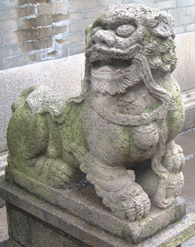 Guardian lion in Zumiao (male)