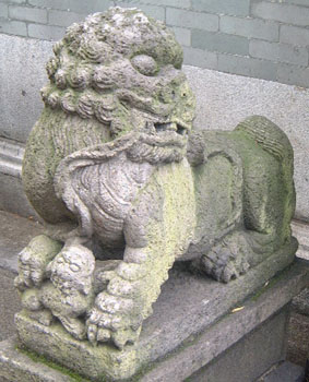 Guardian lion in Zumiao (female)