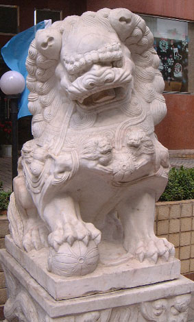 Guardian lion in Haikou (male)