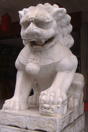 Guardian lion in Haikou (female)