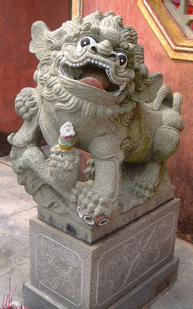 Guardian lion in Lecheng, Qionghai (female)