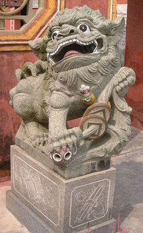 Guardian lion at Lecheng, Qionghai (male)