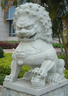 Guardian lion in Qionghai (female) - diagonal view