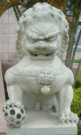 Guardian lion in Qionghai (male) - frontal view