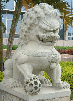 Guardian lion in Qionghai (male) - diagonal view