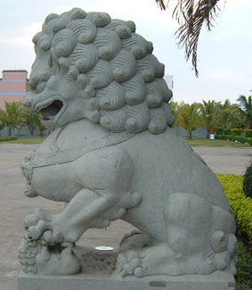 Guardian lion in Qionghai (female) - side view