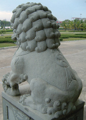 Guardian lion in Qionghai (female) - rear diagonal view