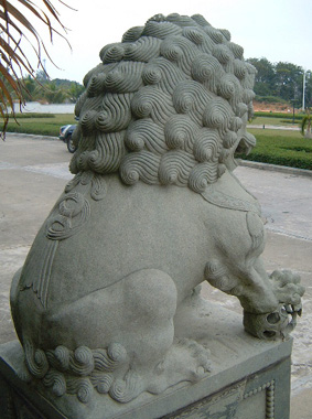 Guardian lion in Qionghai (male) - rear diagonal view