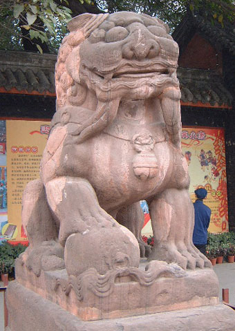 Guardian lion at entrance of Wuhouci (male)
