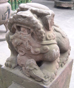 Guardian lion in Wuhouci (female) - diagonal view