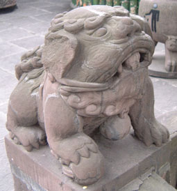 Guardian lion in Wuhouci (male) - diagonal view
