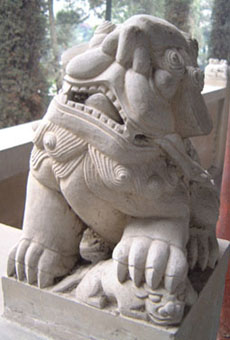 Guardian lion in Wuhouci (female)
