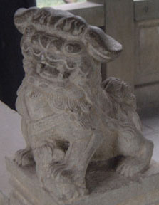 Guardian lion on railing in Wuhouci (female)