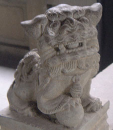 Guardian lion on railing in Wuhouci (male)