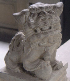 Guardian lion on railing in Wuhouci (male)