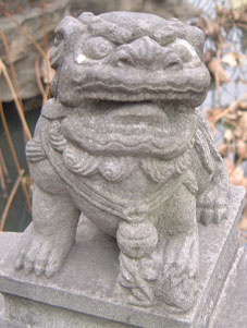 Guardian lion on railing in Wuhouci (female)