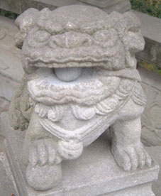 Guardian lion on railing in Wuhouci (male)