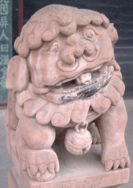 Guardian lion in Wuhouci (male) - diagonal view