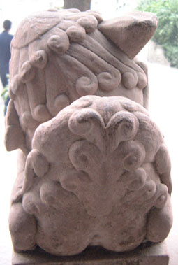 Guardian lion in Wuhouci (female) - rear view