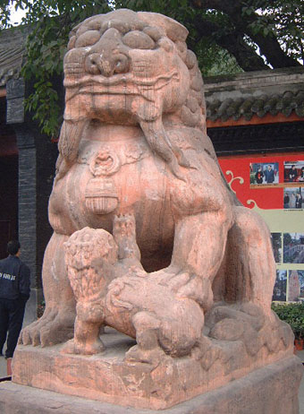 Stone lion at entrance of Wuhouci (female)