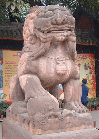 Stone lion at entrance of Wuhouci (male)