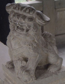 Stone lion on railing in Wuhouci (female)