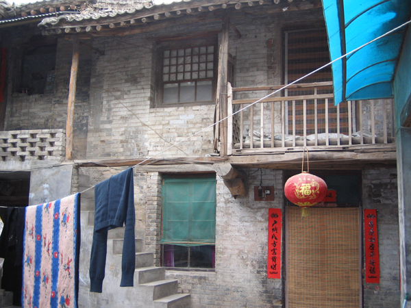 inn of eight happinesses, courtyard