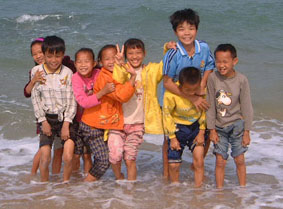8 kids posing in the water